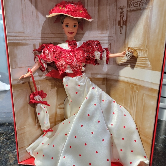 Soda Fountain Sweetheart Barbie - Picture 5 of 8